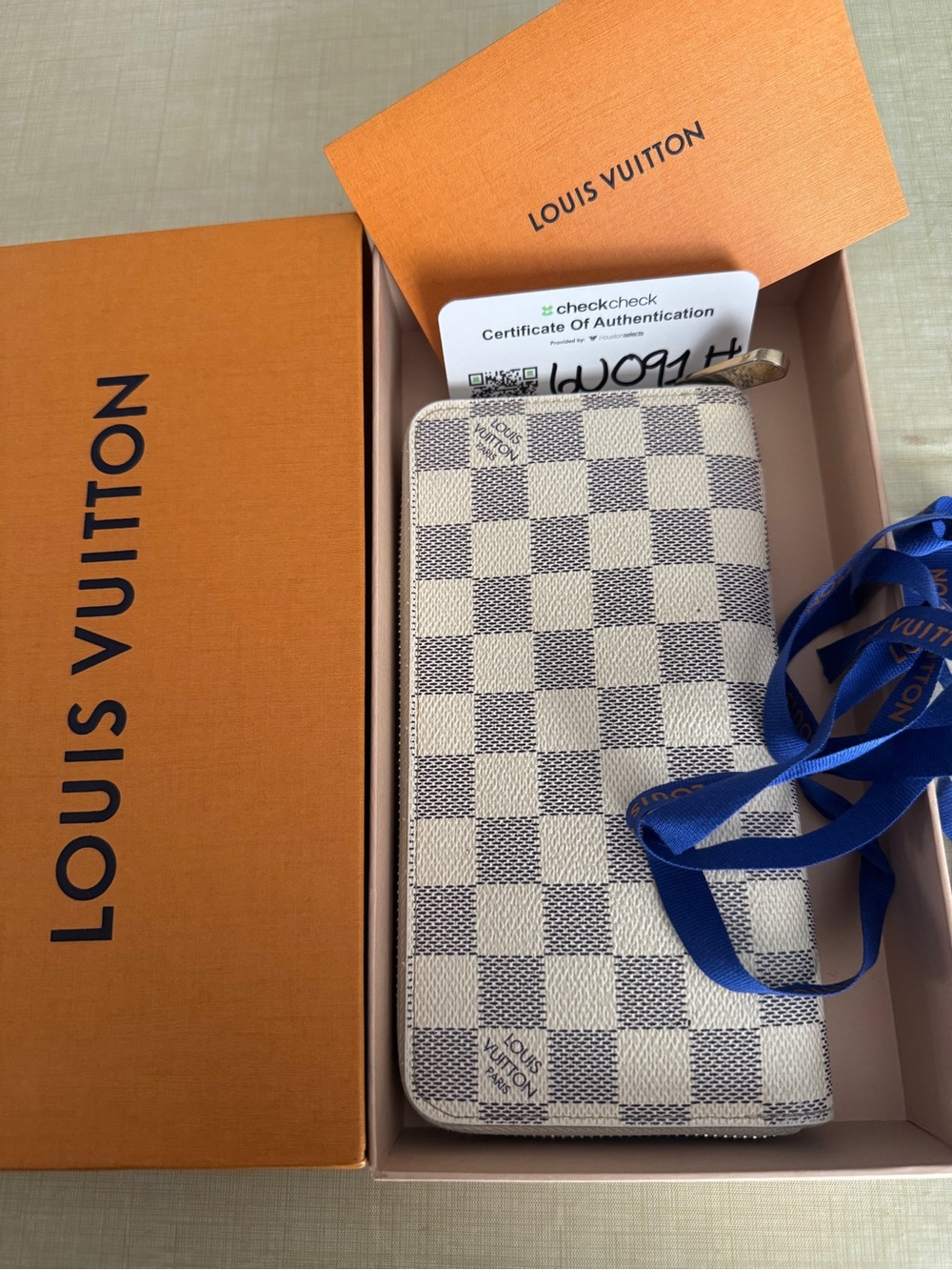Louis Vuitton Damier Azur Zip Around Wallet in Cream - Picture 2 of 9